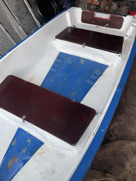 Продам пластикову лодку 3.50