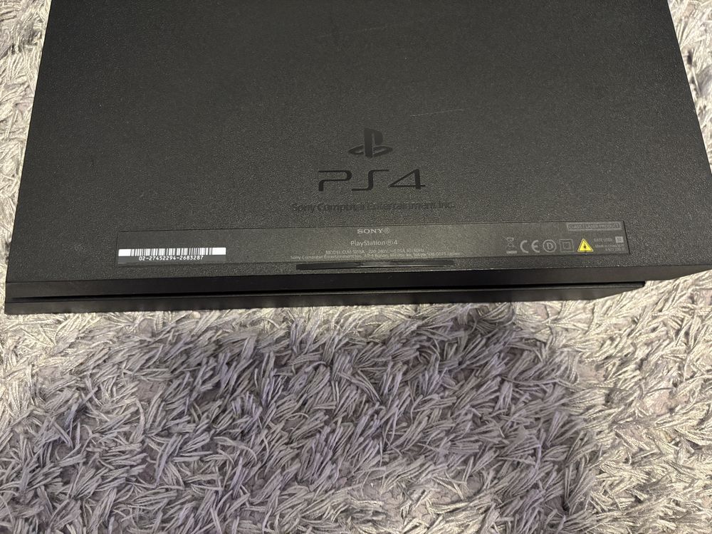 Konsola ps4 z grami, kablami i padami