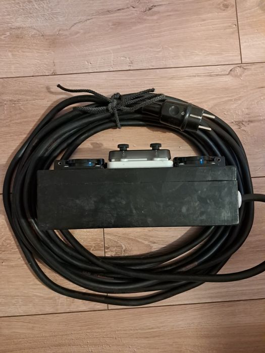 Przedłużacz z lampką kontrolną i wyłacznikie różnicowoprądowym