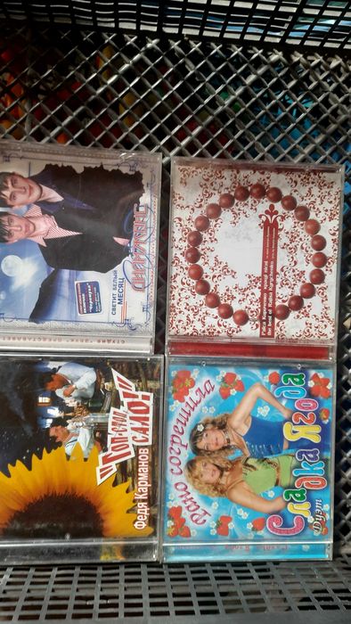 Диски різного жанру пісень