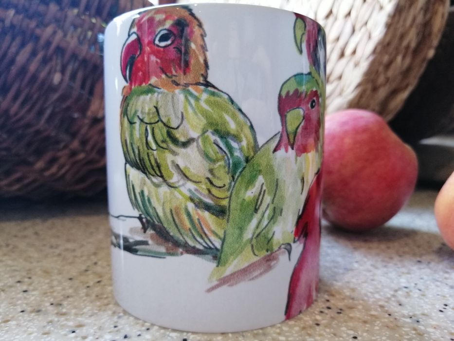 Barwny kubek z papugami
