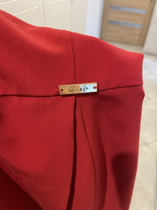 Efektowna czerwona sukienka asymetryczna na jedno ramię