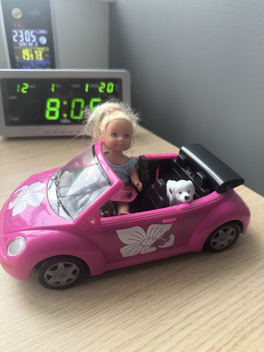 Кукла в машині та праска