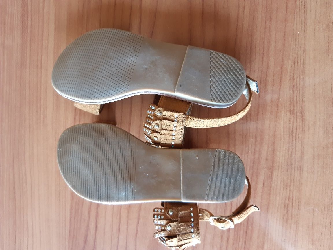 Vendo Sandálias de Criança menina