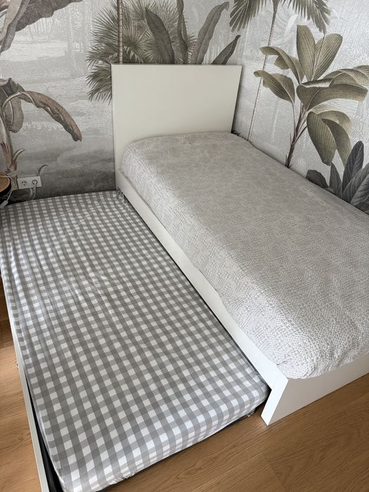 Cama com gaveta em madeira maciça