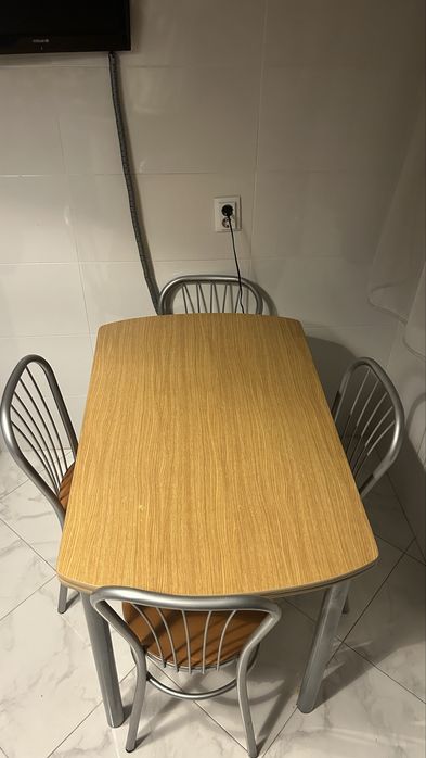 Mesa de cozinha com 4 cadeira