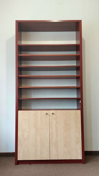 Lokal pod usługi/biuro - parking przed budynkiem, ul. Karosek