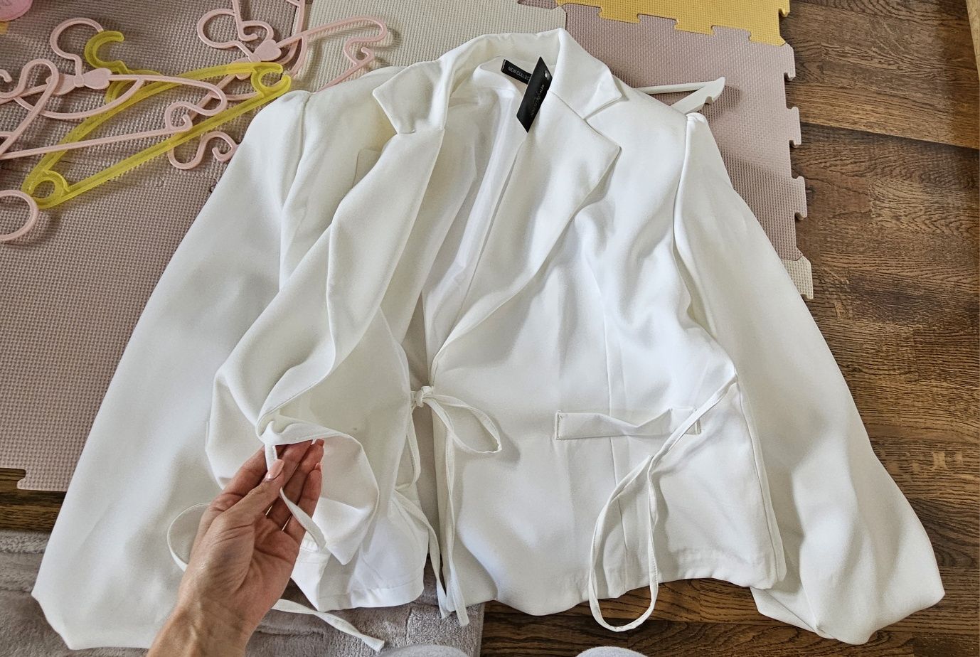 New collection biała kopertowo wiązana marynarka