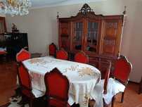 Sala de Jantar completa com mesa de centro e carro de chá