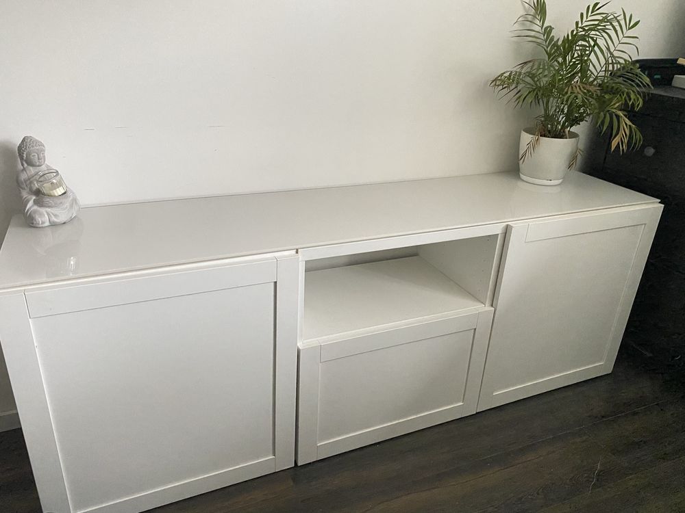 Biała komoda ikea z szufladą i szklanym blatem