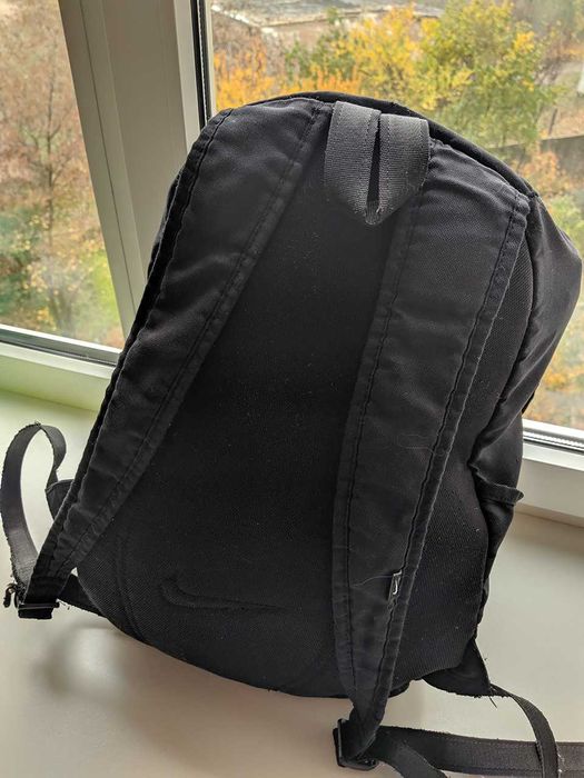 Рюкзак с одной порванной змейкой ( сзади ) Nike