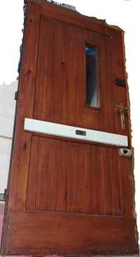 drzwi wejściowe drewniane z zamkami  futryny próg sztaba zamek
