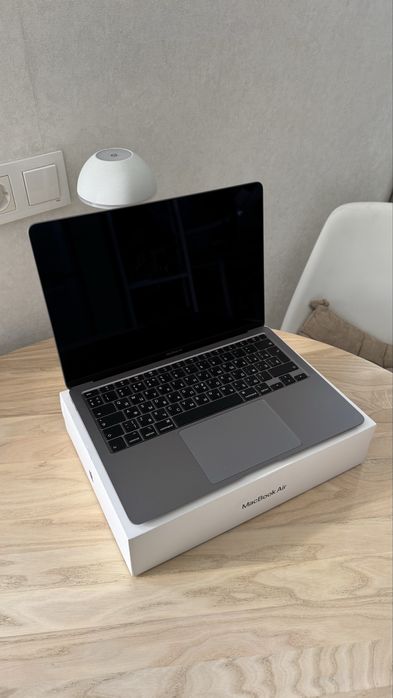 MacBook Air13” 2020 i3/8/256 SpaceGray стан як новий-батарея 26 циклів