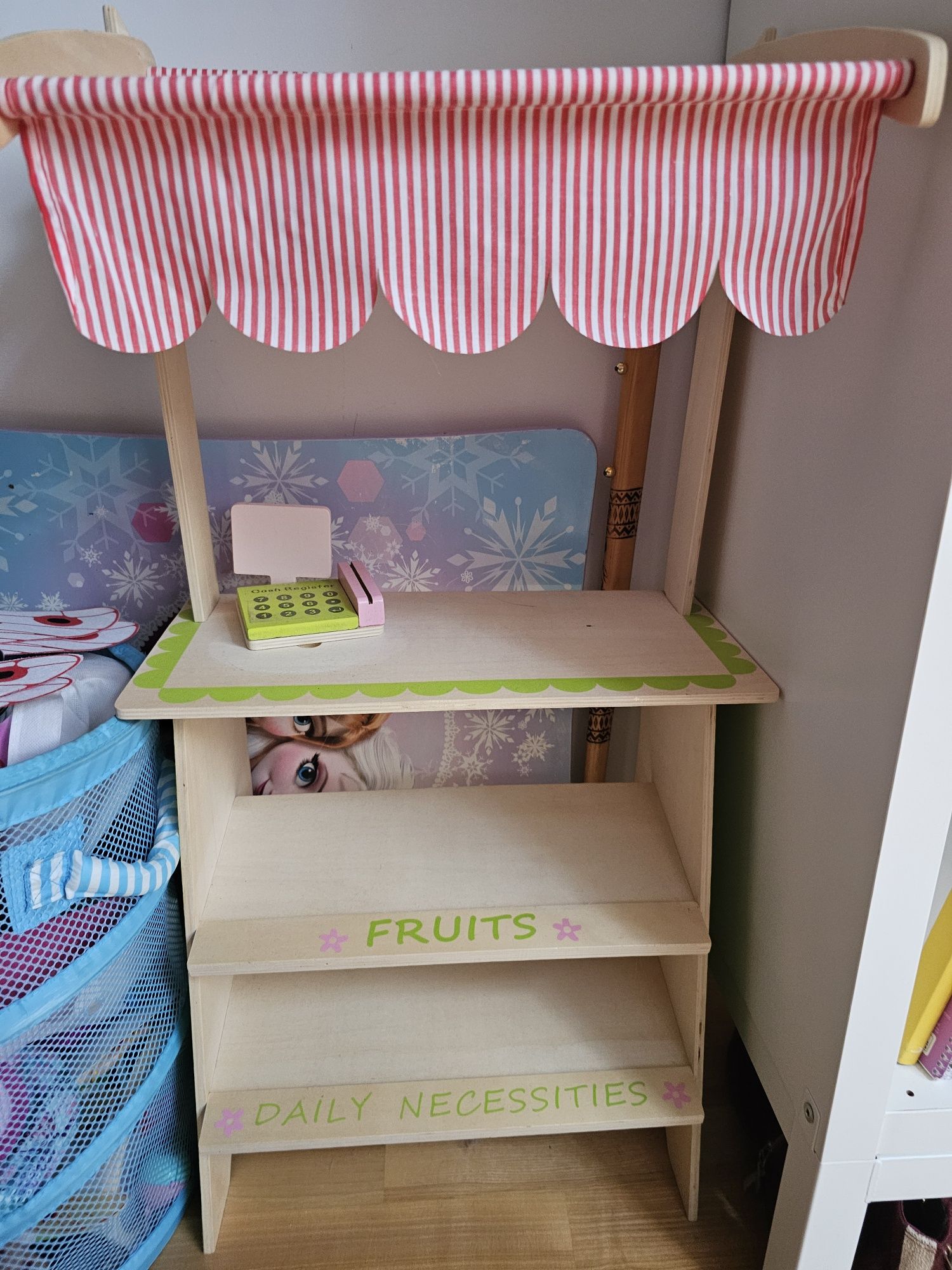 Sklepik z drewna.