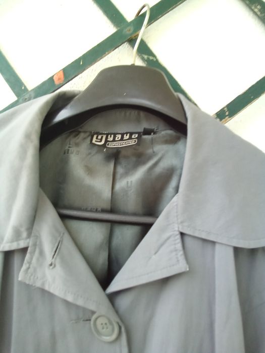 Gabardina cinza toda forrada
Aperta com botões e com molas
Tem cinto