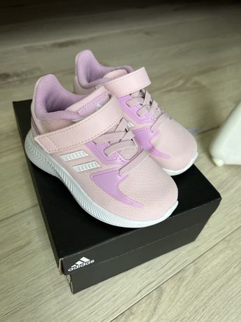 Кросівки для дівчинки adidas, оригінал, розмір 22, стан ідеальний.