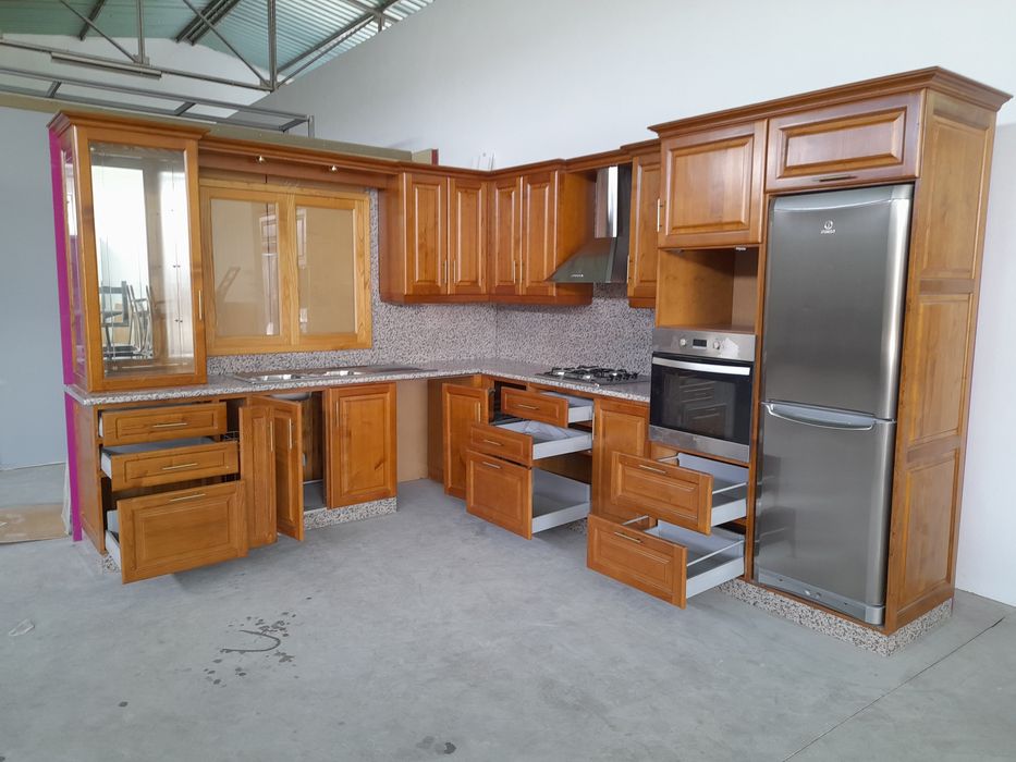 Cozinha em madeira de castanho nova