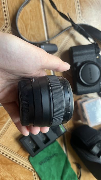 Fujifilm XM5 z obiektywem XC15-45 mm F3.5-5.6 OIS PZ i akcesoria