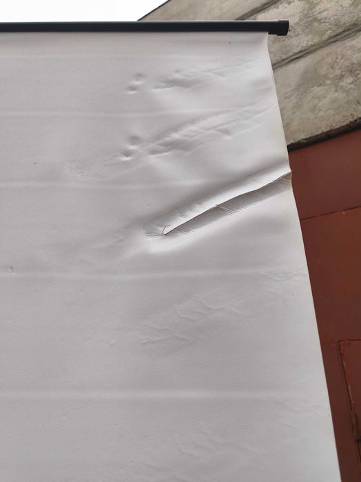 Екран для проектора на тринозі