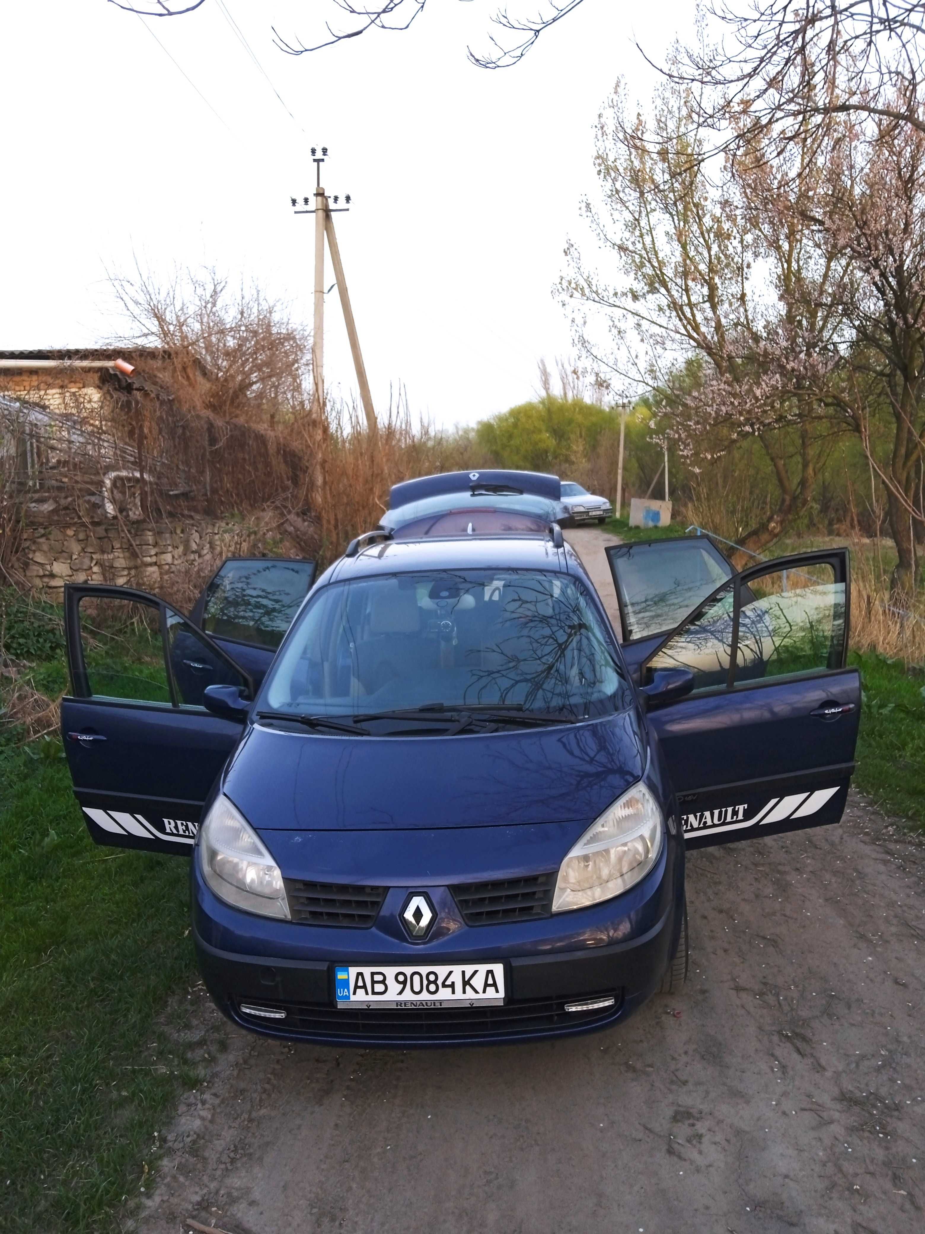 Продам Renault Grand Scenic 2004 року.