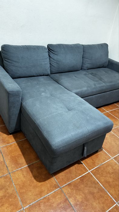 Sofá chaise longue reversível com cama e baú