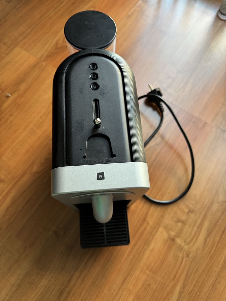 Máquina Nespresso DeLonghi (avariada / para peças) — 10 €