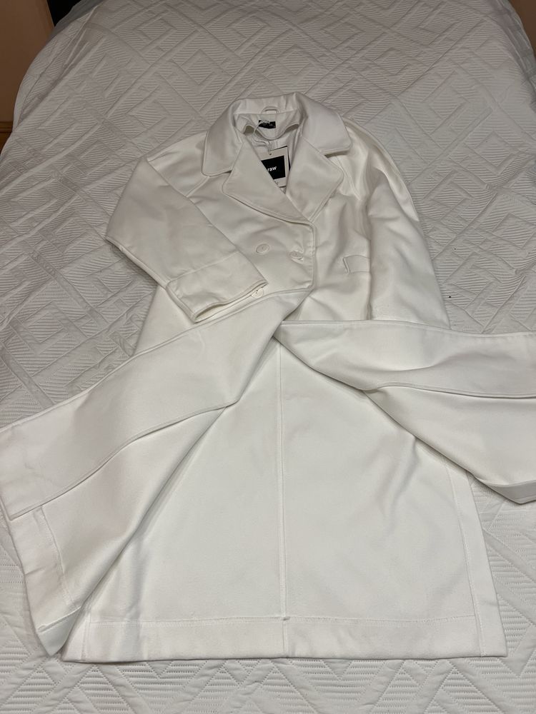 Біле жіноче пальто