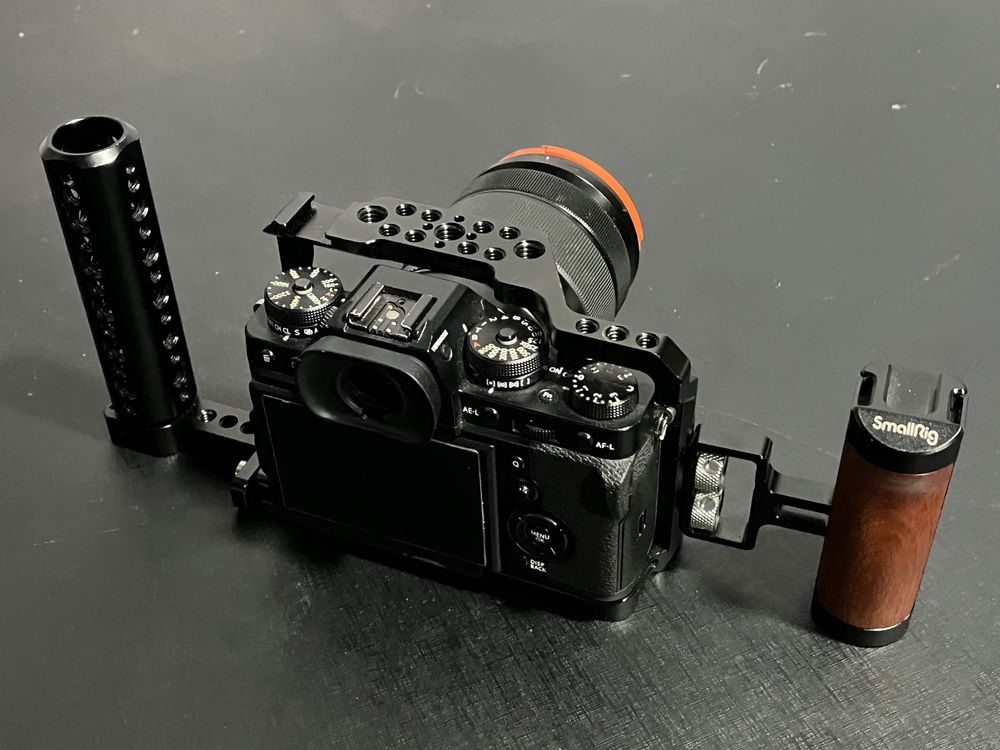 Camera Fuji XT-3 + lente 18-135mm + Cage Small Ring + baterias