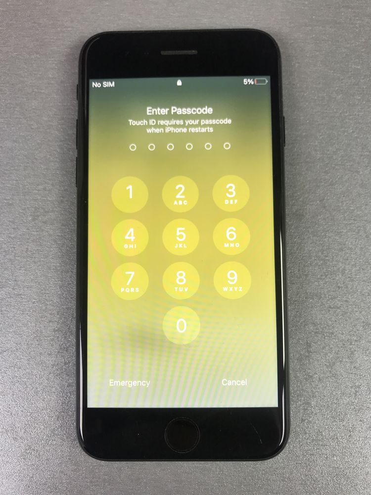 iPhone SE 2022 на паролі