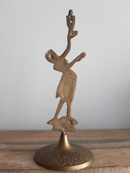 Stara figurka świecznik z mosiądzu z antyczną lub egipską boginią