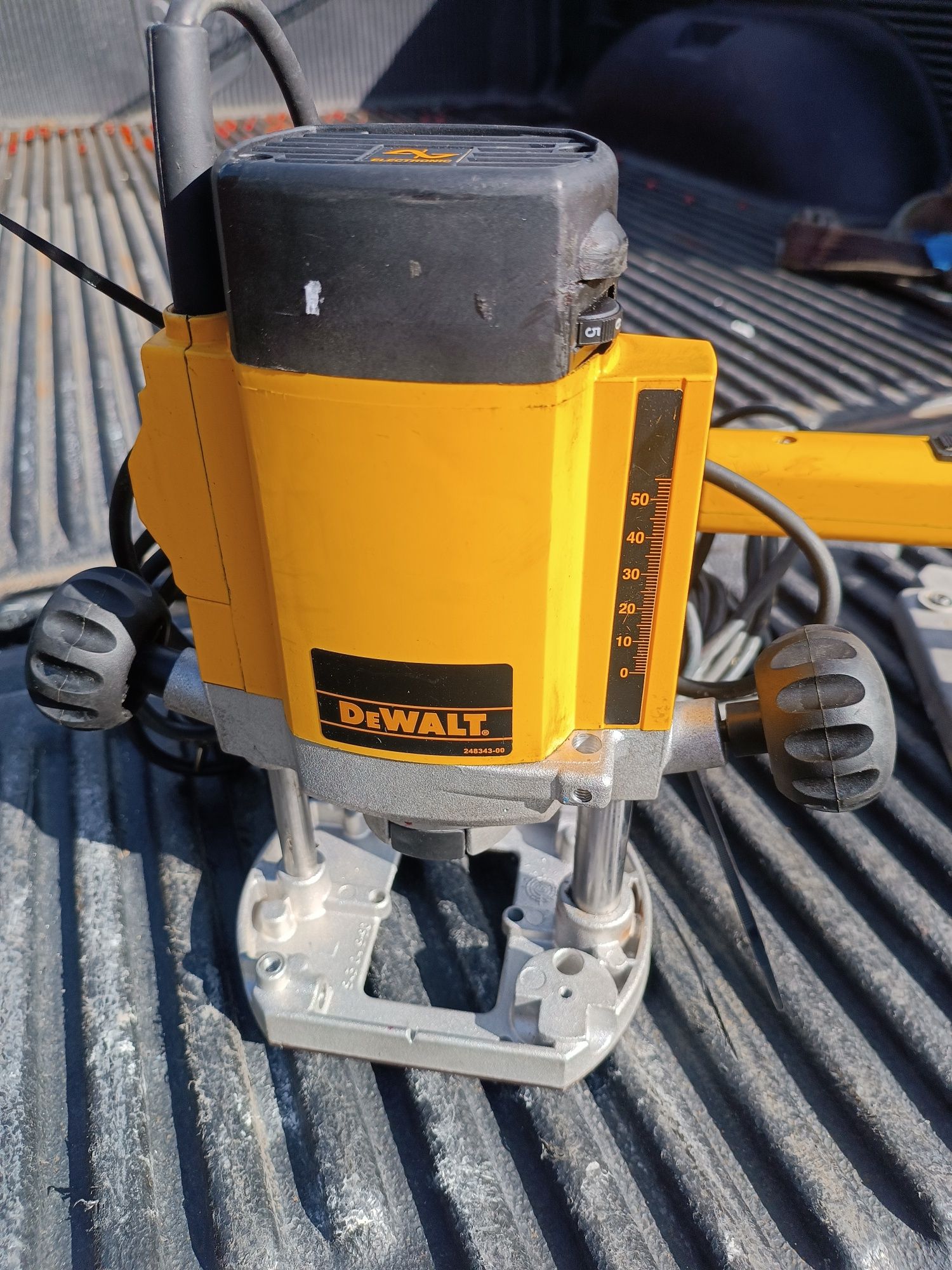 Frezarka gòrnowrzecionowa DW 615 DeWalt dw609