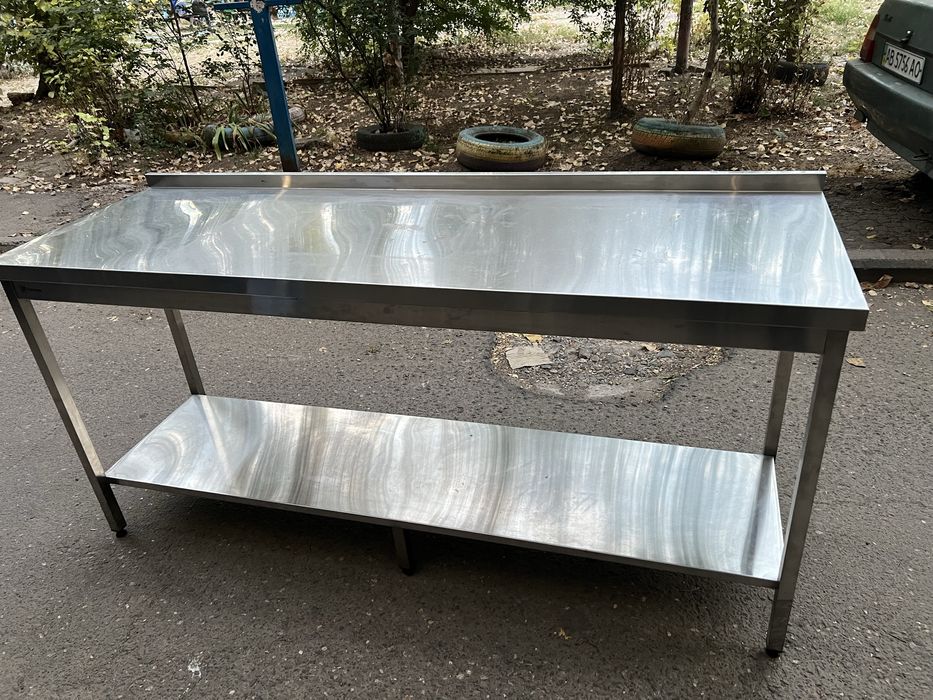 Стіл з нержавіючої сталі