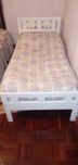 Cama infantil Ikea e pequena mesa de cabeceira