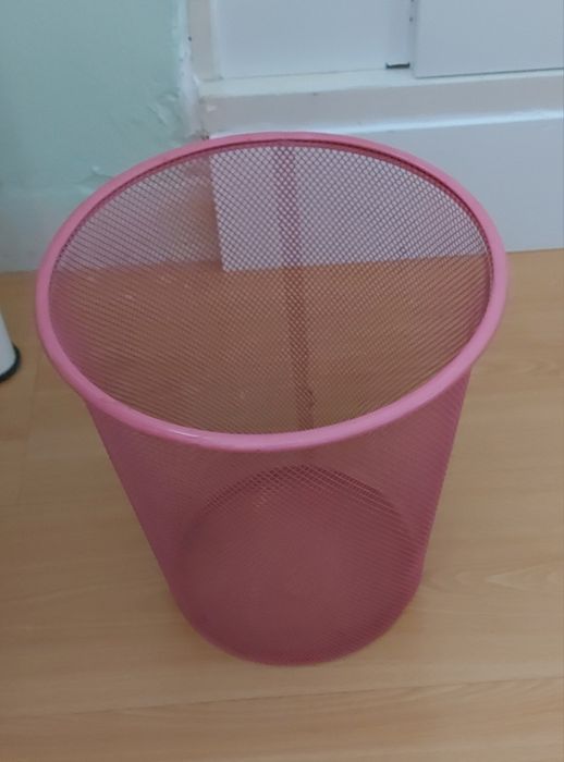 Cesto para papeis em rede