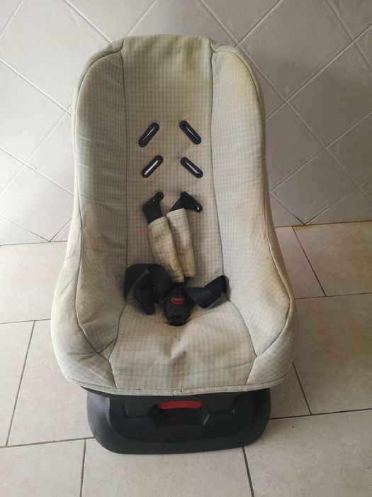Cadeira auto para bebé.