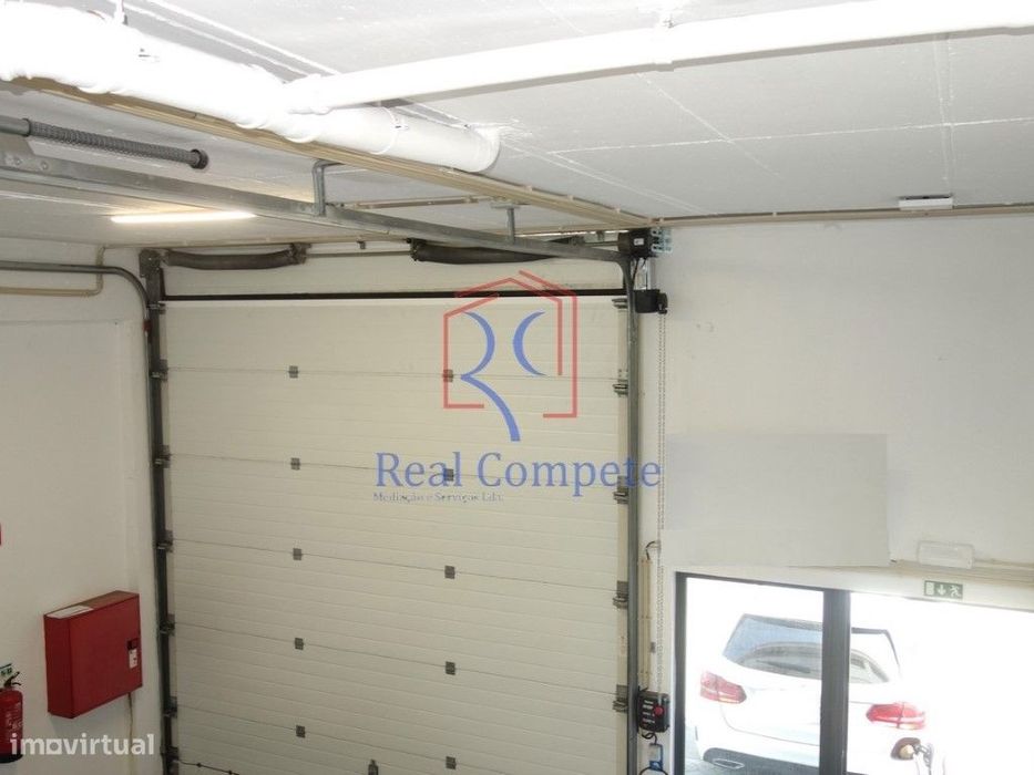 Armazém com dois pisos em Zona Industrial em Corroios, Seixal