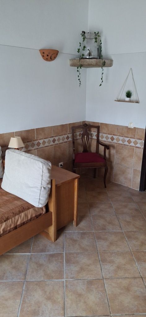 Casa térrea c quintal,t2+1 na EN120 / Rogil-Algarve. Animais. Julho pr