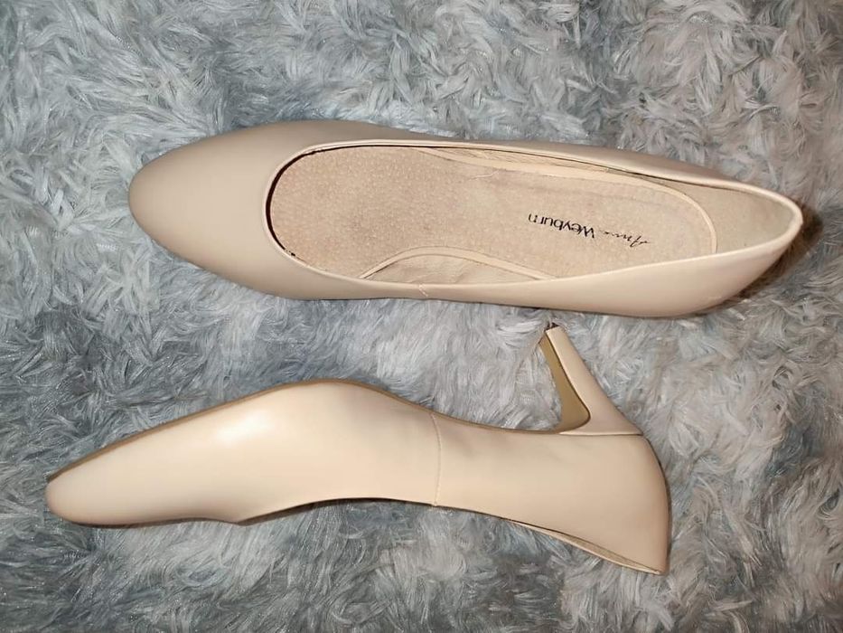 Sapatos Novos N39,  a 8€ cada ou trocar por banheira de bebé