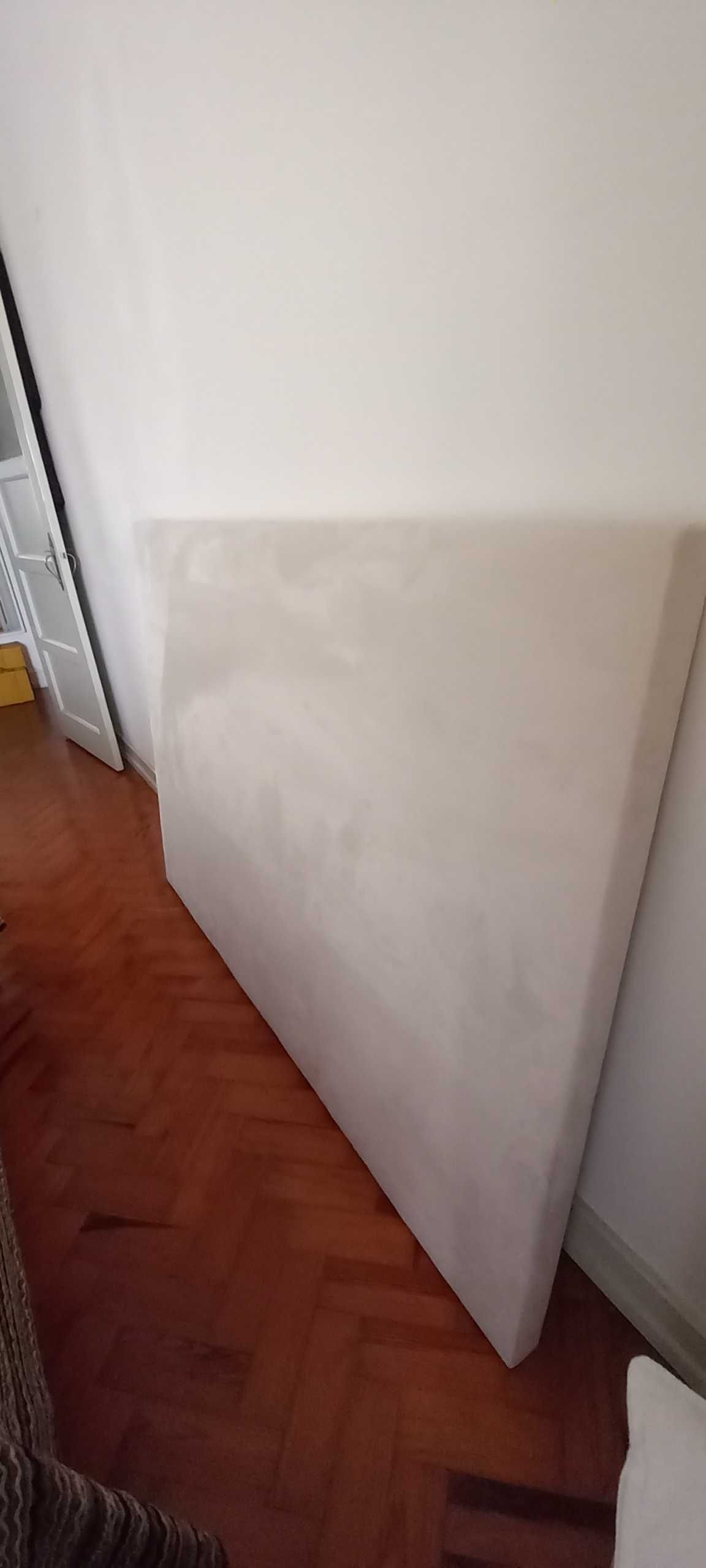 Cabeceira de cama impecável