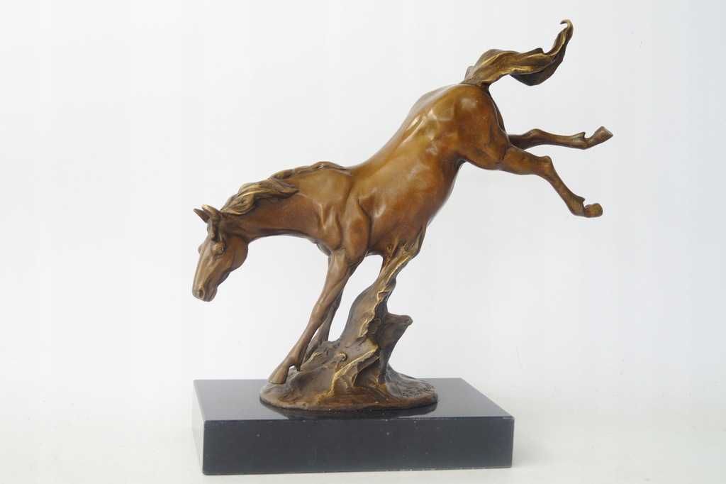 Figura z brązu rzeźba skaczący koń konik