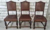 Zabytkowe drewniane fotele w obiciu ze skóry