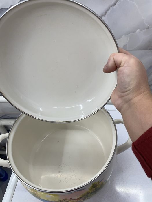 Кастрюля емальована