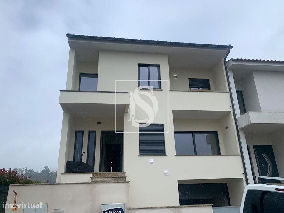 Moradia T3 em Banda Em fase final de construção  Arcos de Valdevez