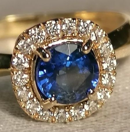 Золотое кольцо с натуральным кашмирским сапфиром и бриллиантами