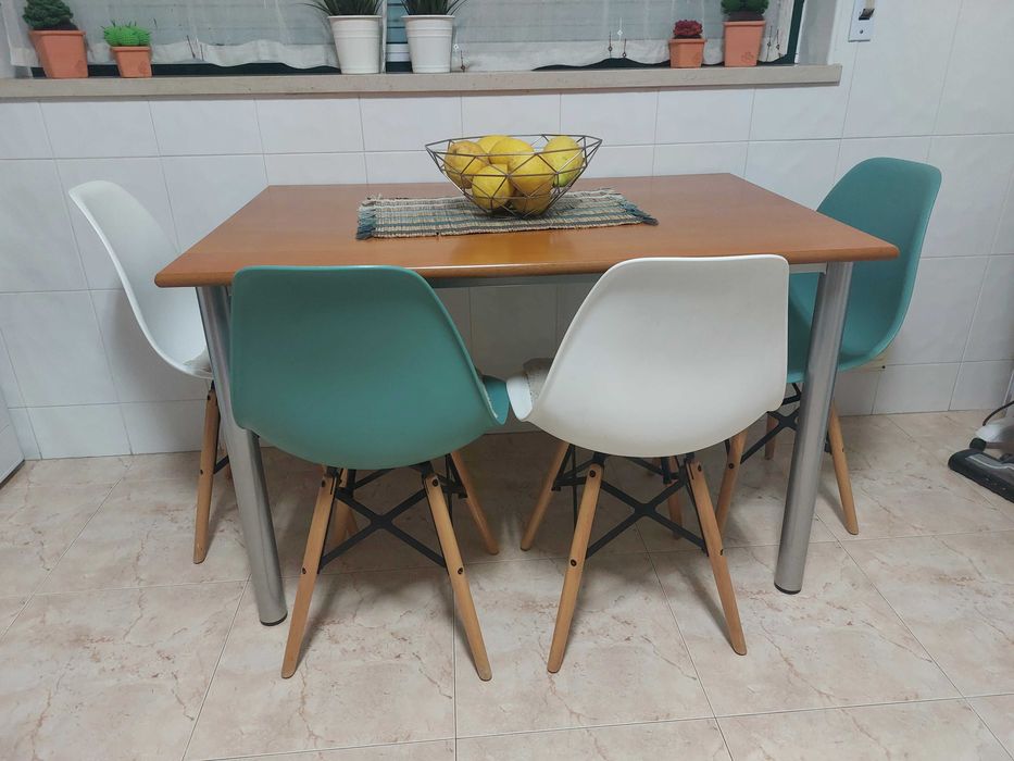 Mesa de cozinha (120x80 cm) com 4 cadeiras