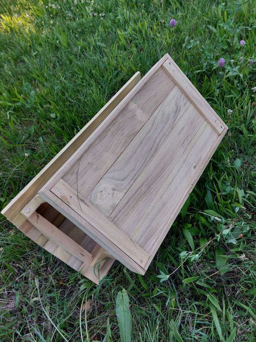 Drewniany akacjowy karmnik dla ptaków