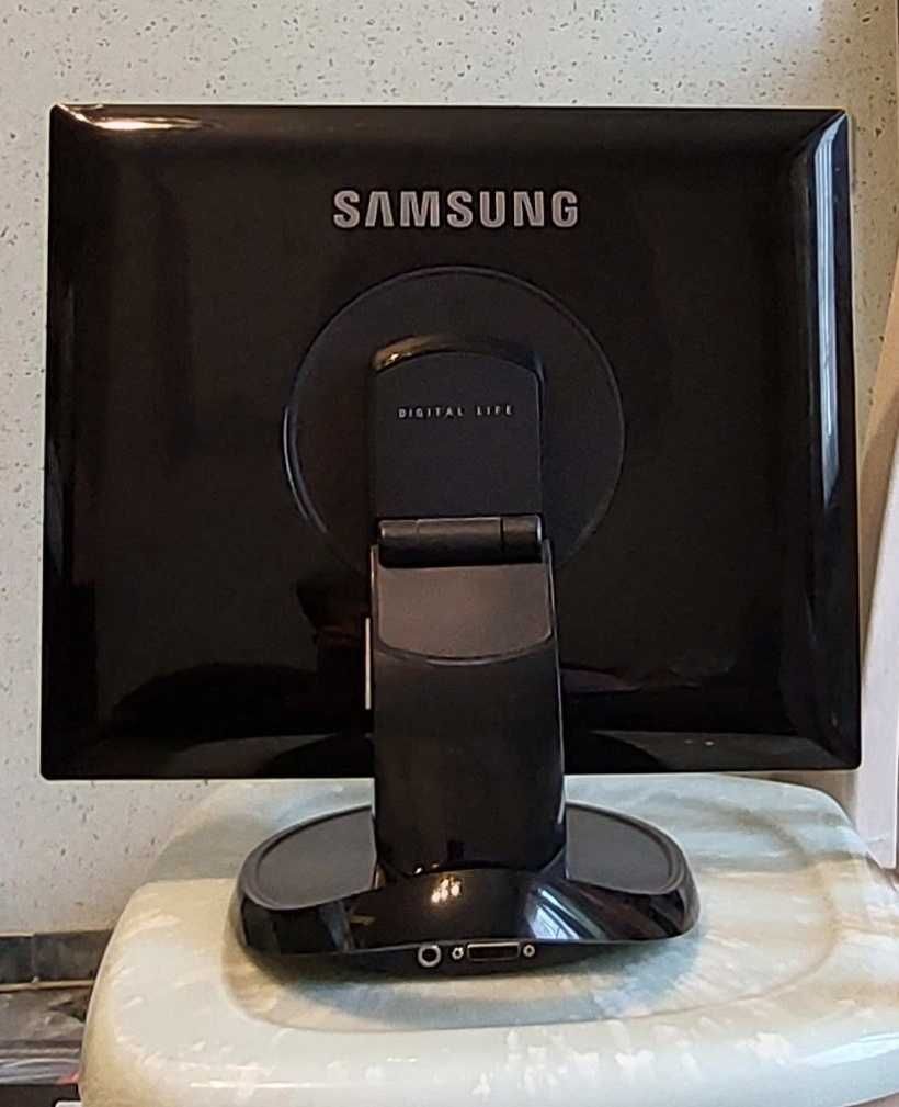 ЖК монитор SAMSUNG 960BG 19"(48,3 см)