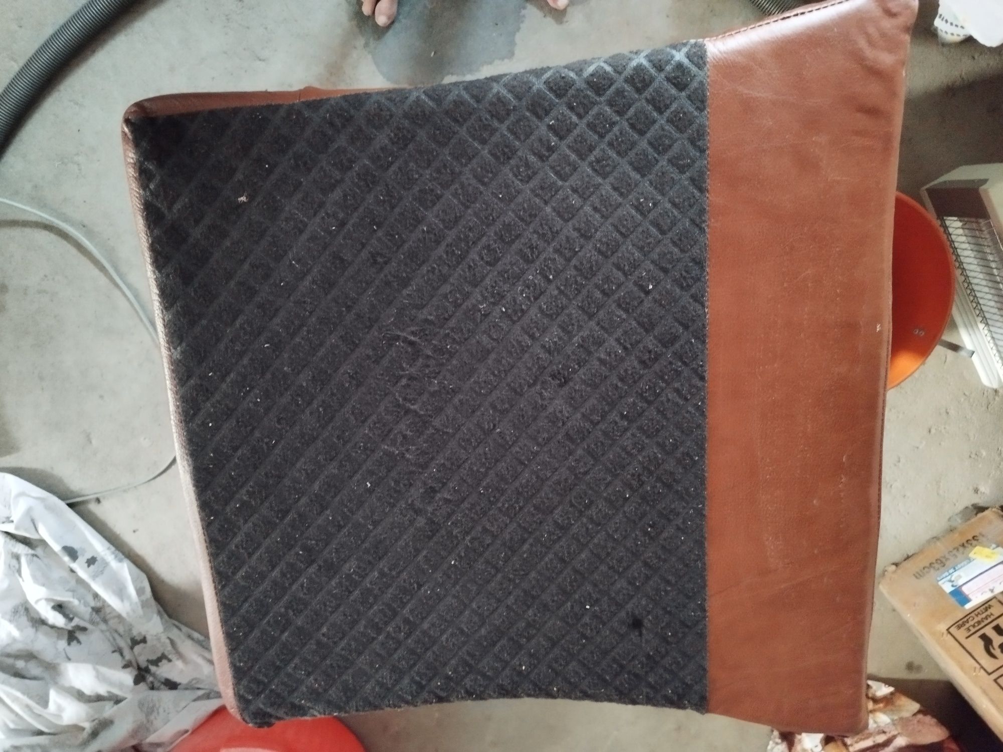 Almofada de pele castanha 17 euros - Nova