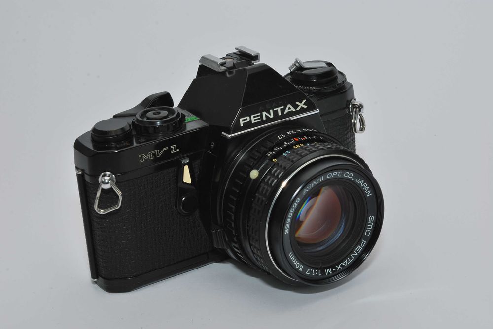 Aparat analogowy Pentax MV1 wraz z obiektywem 50mm 1.7