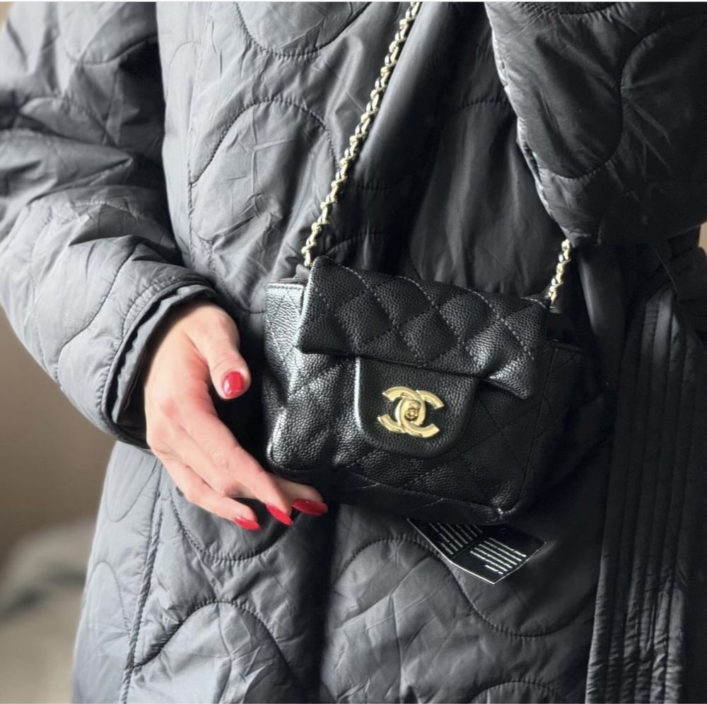 Маленька шкіряна чорна сумочка через плече на ланцюжку кросбоді Chanel